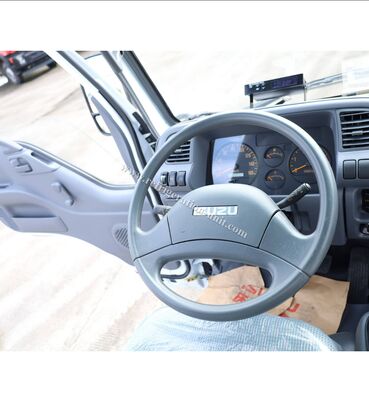 ইসুজু 100p জাপান ব্র্যান্ড ট্রাক চ্যাসি 4.1 মিটার দৈর্ঘ্যের রেফ্রিজারেটর বক্স সহ থার্মো কিং রেফ্রিজারেশন ইউনিট RV380V 4X2 মিনি 3 টন 2 টন ফ্রিজার রেফ্রিজারেটর ট্রাক